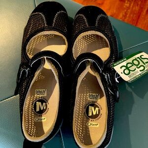 New with tags women’s Merrell slip in shoe size 6